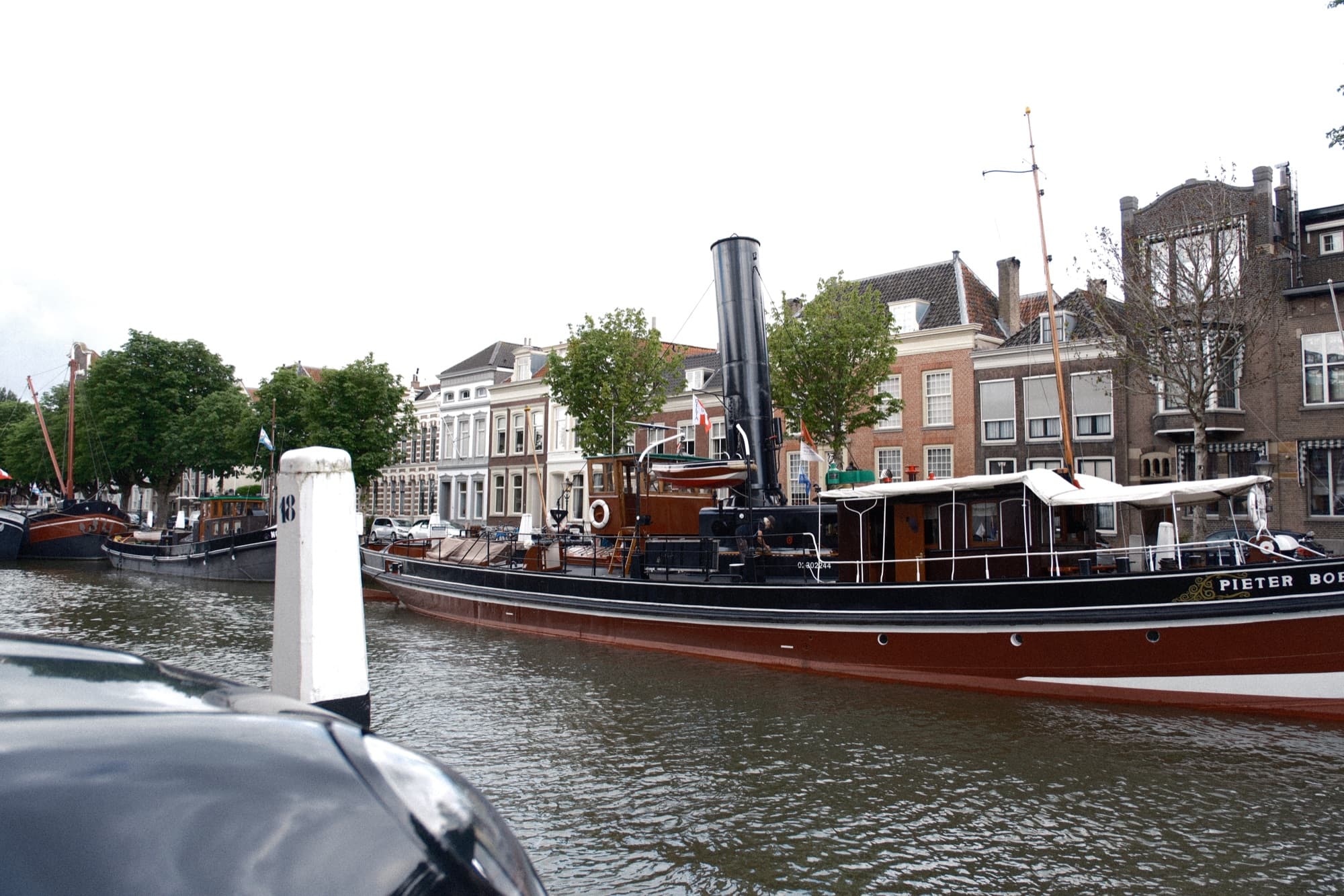 Sleepboot in de haven van Dordrecht